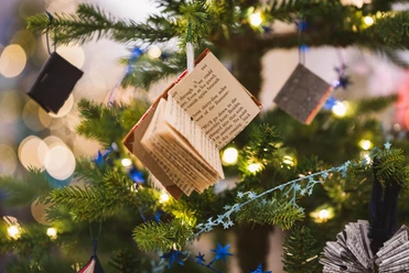 Weihnachtsbaumschmuck in Buch-Form