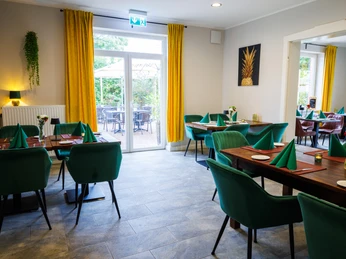 Innenansicht Gastraum Restaurant Pachwork.jpg Innenansicht Gastraum Restaurant Pachwork mit Tischen und Stühlen