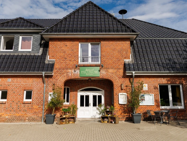 Aussenansicht Restaurant Patchwork.jpg Aussenansicht Restaurant Patchwork in Köthel mit Eingangstür und Backsteinfassade