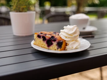 Kaffee und Kuchen Patchwork Köthel.jpg Kaffee und Kuchen auf dem Tisch im Café Patchwork in Köthel