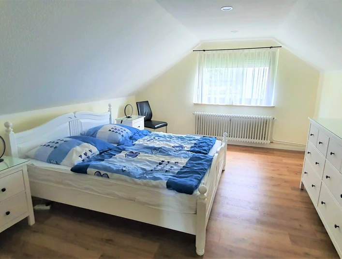 Herford-FeWo Schwarzenmoor-Doppelzimmer-Dirk Schröder.jpg