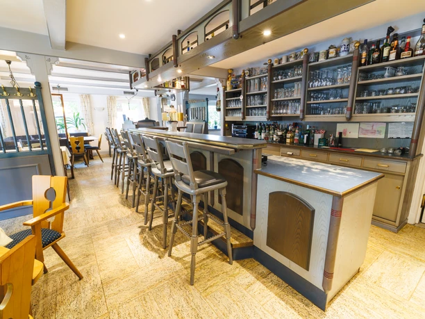 Tresenbereich und Gastraum Zum Lindenkrug Witzeeze..jpg Tresenbereich und Gastraum im Landgasthof Zum Lindenkrug Witzeeze.