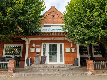 Aussenansicht Eingangsbereich Zum Lindenkrug Witzeeze.jpg Aussenansicht Eingangsbereich vom Landgasthof Zum Lindenkrug in Witzeeze