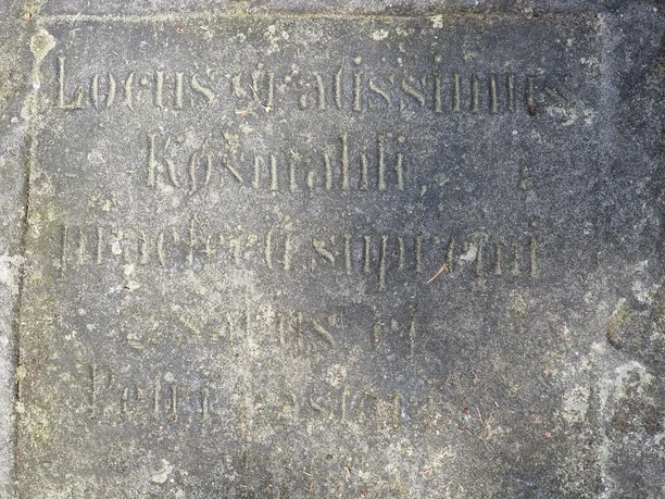 Hartenstein Inschrift Verwitterte Steintafel mit eingravierten lateinischen Buchstaben, teilweise unleserlich.