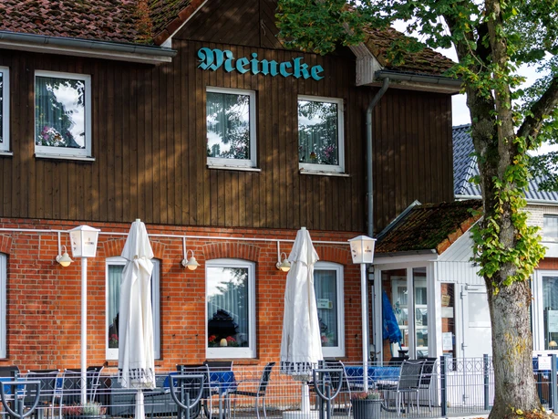 Aussenansicht mit Terrasse Landgasthof Meincke.jpg Außenansicht mit neuer Terrasse mit Tischen und Stühlen im Landgasthof Meincke