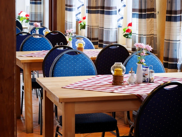 Detailaufnahme Gastraum Landgasthof Meincke.jpg Detailaufnahme von Tischen und Stühlen im Gastraum im Landgasthof Meincke