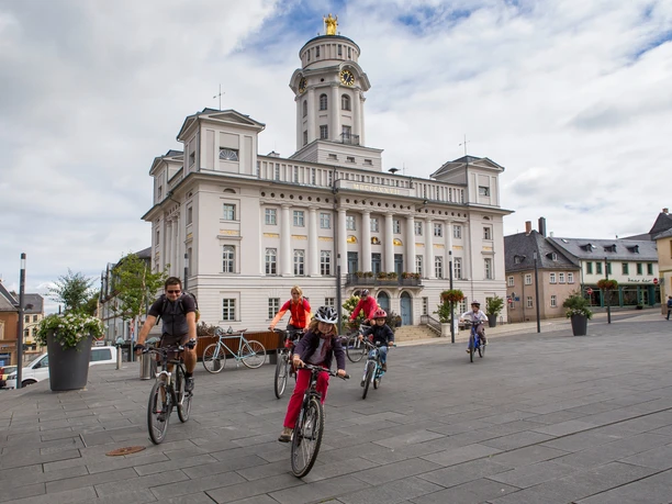 Radfahrer unterwegs auf dem Marktplatz