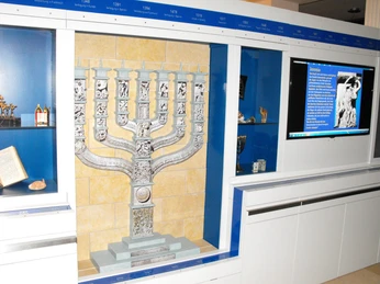 Zeitschrank zur Vermittlung der jüdischen Religion