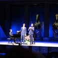 Rotkreuz-Benefiz-Matinee der Oper Köln Konzert mit Klavierbegleitung auf Bühne, zwei Männer in Anzügen singen.Concert with piano accompaniment on stage, two men in suits sing.