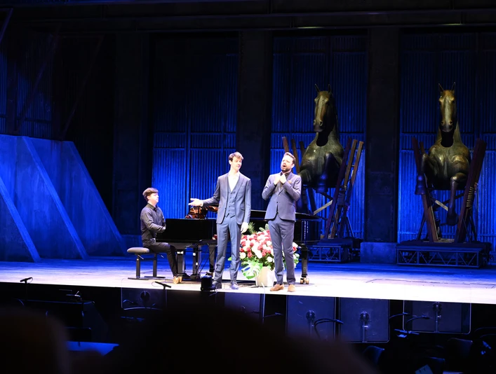 Rotkreuz-Benefiz-Matinee der Oper Köln Konzert mit Klavierbegleitung auf Bühne, zwei Männer in Anzügen singen.Concert with piano accompaniment on stage, two men in suits sing.