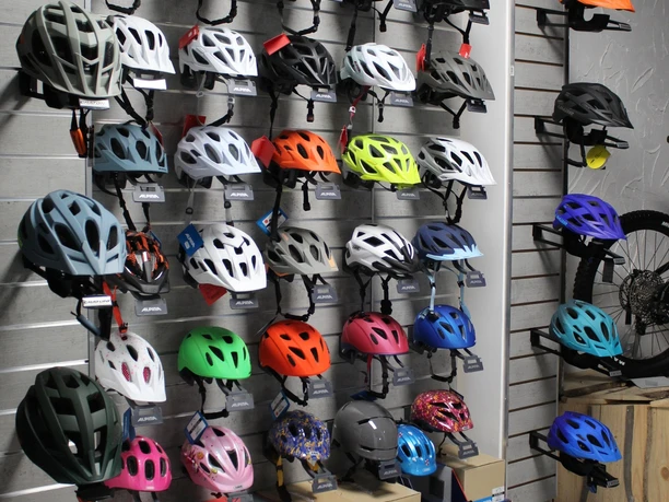Auswahl an Fahrradhelmen in verschiedenen Farben