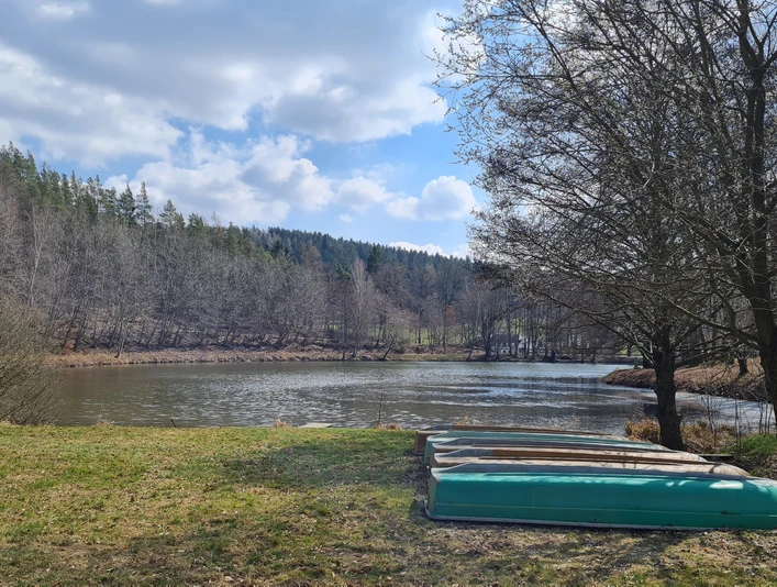 Teich im Schlosspark Leubnitz mit Booten