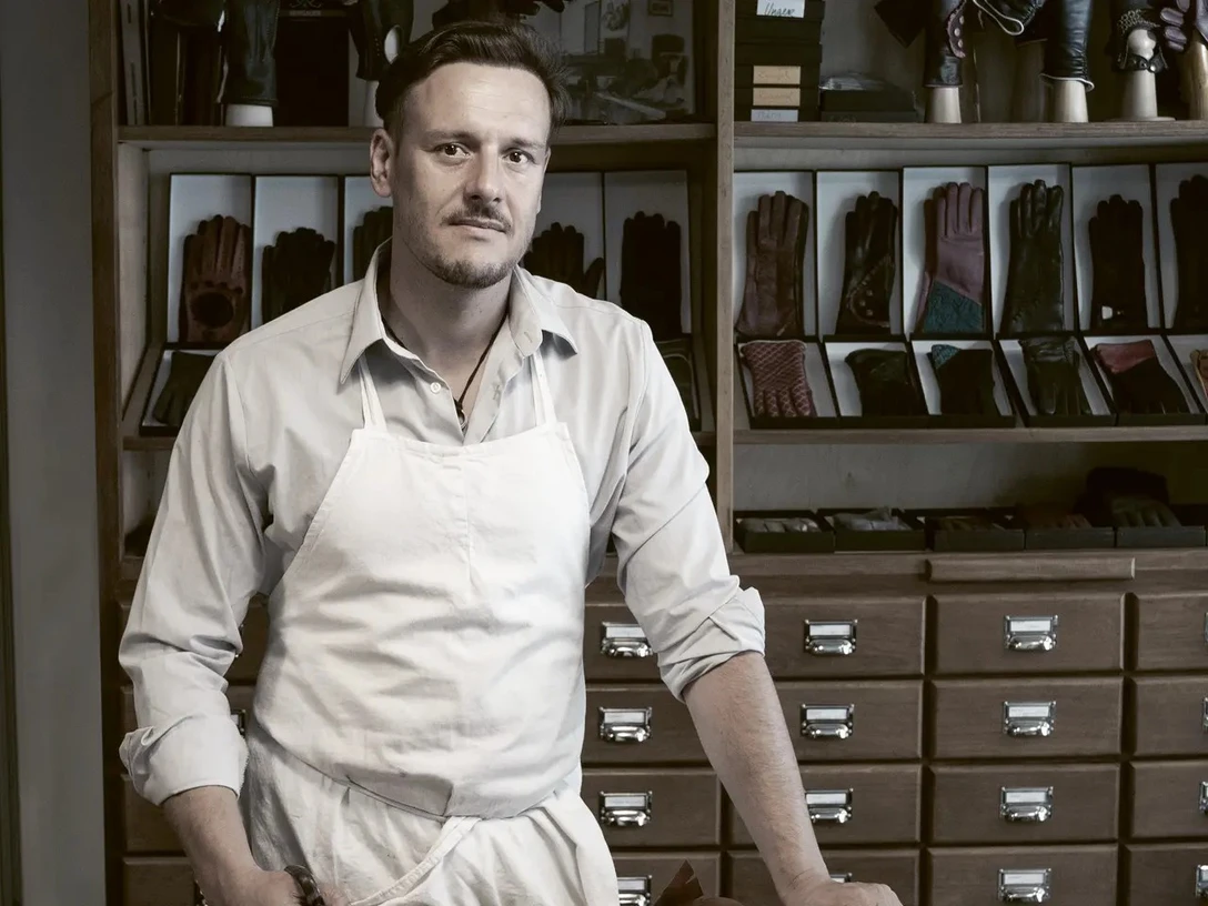 Handschuhmacher Nils Bergauer aus Schneeberg ist Teil von "Ode an das Handwerk".
