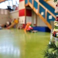 Kinderspielhaus_22-12_Weihnachten8_Wesler.jpg Weihnachtlich geschmückter Raum im Kinderspielhaus mit glänzendem Baumschmuck und Spielgeräten