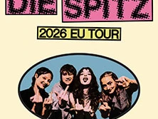 Vier Bandmitglieder posieren freudig für die Die Spitz 2026 EU Tour.