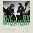 Zwei Musiker in Lederjacken posieren vor einem schwarzen Auto unter dem Schriftzug "FLY BY MIDNIGHT".