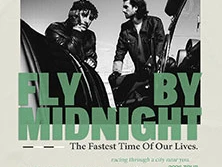 Zwei Musiker in Lederjacken posieren vor einem schwarzen Auto unter dem Schriftzug "FLY BY MIDNIGHT".