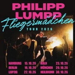 Philipp Lumpp bei einem Konzert vor einer jubelnden Menschenmenge auf der Bühne.