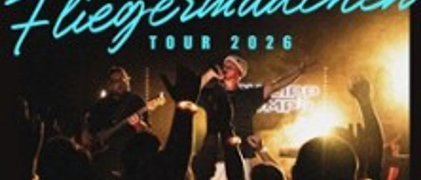 Philipp Lumpp bei einem Konzert vor einer jubelnden Menschenmenge auf der Bühne.