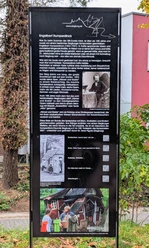 ©Bastian Ulrich - Humperdinck Stele Stele zu Ehren des Komponisten Engelbert Humperdinck mit historischen Bildern und Text.