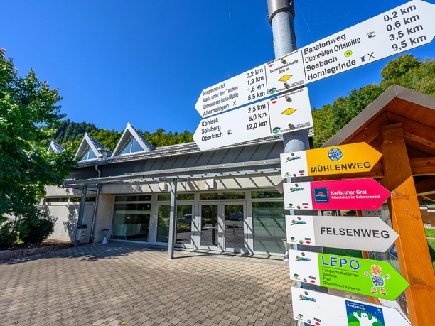 Schwarzwaldhalle-Eingang mit Wanderbeschilderung_neu(c) Nicolai Stotz_klein_2025_NST8338