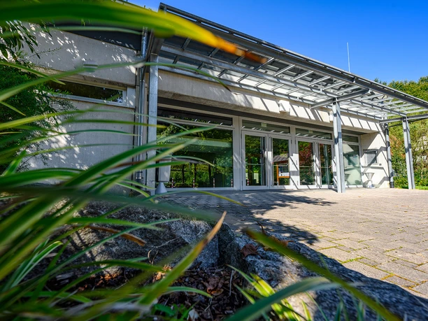 Schwarzwaldhalle-Eingang von links mit grün_neu(c) Nicolai Stotz_klein_2025