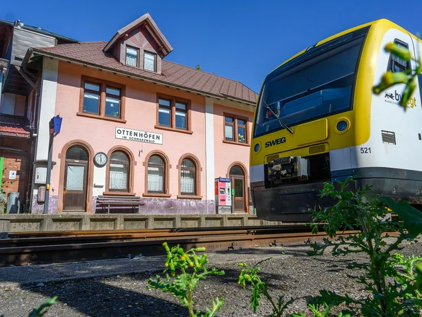Bahnhof mit E-Zug_neu(c) Nicolai Stotz_klein_2025