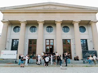 Eventlocation H16 - Leipzig Convention Bureau Eventlocation H16 – präsentiert vom Leipzig Convention BureauEventlocation H16 – presented by the Leipzig Convention BureauMísto konání akce H16 - prezentuje Lipská kongresová kancelář (Leipzig Convention Bureau)Miejsce wydarzenia H16 - prezentowane przez Leipzig Convention BureauEvenementlocatie H16 - gepresenteerd door het Leipzig Convention BureauLuogo dell'evento H16 - presentato dal Convention Bureau di Lipsia