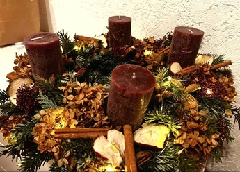 Adventskranz mit Naturmaterialien in braun gehalten