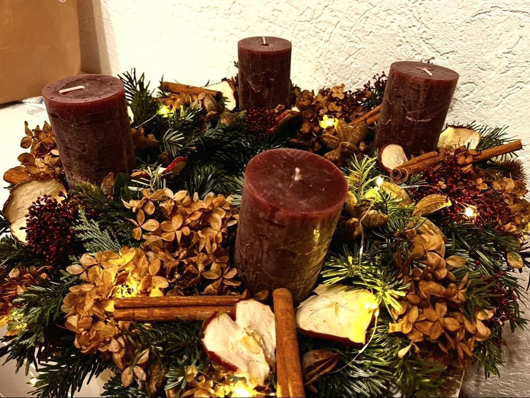 Bild Adventskranz.jpg Adventskranz mit Naturmaterialien in braun gehalten