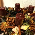 Bild Adventskranz.jpg Adventskranz mit Naturmaterialien in braun gehalten