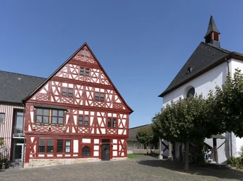 Kloster Gnadenthal Aebtissinnenhaus und Kirche