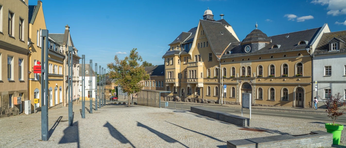Der Markt von Netzschkau mit dem Rathaus