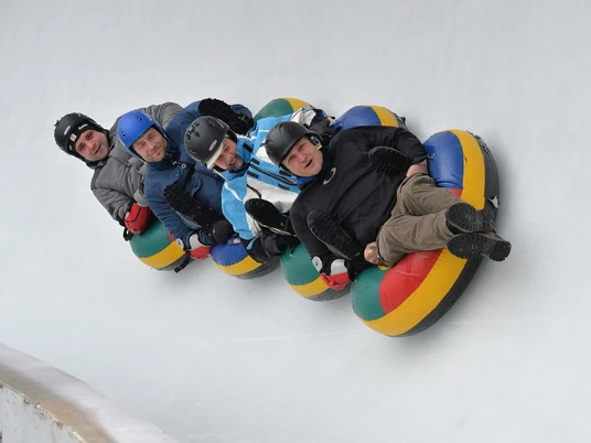 Ice-Tubing auf der Rennschlitten- und Bobbahn