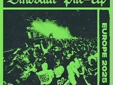 Poster von Dinosaur Pile-Up, Europa-Tour 2025, mit Unterstützung von Snake Eyes.