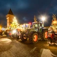 Lichterfahrt.jpg Festlich beleuchtete Traktoren und ein Weihnachtsbaum vor einem historischen Turm bei Nacht.Festively illuminated tractors and a Christmas tree in front of a historic tower at night.Festligt oplyste traktorer og et juletræ foran et historisk tårn om natten.Feestelijk verlichte tractoren en een kerstboom voor een historische toren bij nacht.