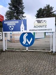 Eingang mit Werbetafeln und Siegburg-Logo in blau-weißer Farbgebung.