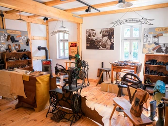 Schumacherwerkstadt in der Obermühle Bad Düben In einer der historischen Werkstätten in der Obermühle in Bad Düben sind traditionelle Schuhmacher-Werkzeuge zu sehen.