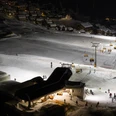 Panoramablick auf die Pisten beim Nachtskifahren in der Aletsch Arena Das Nachtskifahren Bettmeralp Riederalp zeigt beleuchtete Pisten, Sessellifte und Skifahrer im Winterparadies der Aletsch Arena unter klarem Sternenhimmel