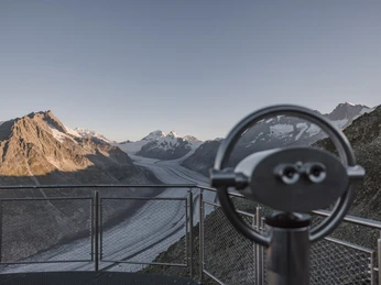 Morning atmosphere at View Point Eggishorn with telescope Das View Point Package Aletsch zeigt ein Fernrohr auf dem Aussichtspunkt Eggishorn mit Blick über den Grossen Aletschgletscher in der MorgensonneThe View Point Package Aletsch shows a telescope on the Eggishorn vantage point with a view over the Great Aletsch Glacier in the morning sunLe View Point Package Aletsch montre une longue-vue sur le point de vue de l'Eggishorn avec vue sur le grand glacier d'Aletsch au soleil du matin.