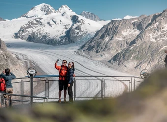 Selfie with a view at View Point Eggishorn The View Point Package Aletsch shows a couple taking a selfie on the Eggishorn with spectacular views of the Great Aletsch Glacier