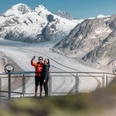 Selfie with a view at View Point Eggishorn Das View Point Package Aletsch zeigt ein Paar beim Selfie auf dem Eggishorn mit spektakulärer Aussicht auf den Grossen AletschgletscherThe View Point Package Aletsch shows a couple taking a selfie on the Eggishorn with spectacular views of the Great Aletsch GlacierLe forfait View Point Aletsch montre un couple en train de prendre un selfie sur l'Eggishorn avec une vue spectaculaire sur le grand glacier d'Aletsch.