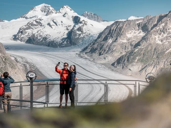 Selfie with a view at View Point Eggishorn Das View Point Package Aletsch zeigt ein Paar beim Selfie auf dem Eggishorn mit spektakulärer Aussicht auf den Grossen AletschgletscherThe View Point Package Aletsch shows a couple taking a selfie on the Eggishorn with spectacular views of the Great Aletsch GlacierLe forfait View Point Aletsch montre un couple en train de prendre un selfie sur l'Eggishorn avec une vue spectaculaire sur le grand glacier d'Aletsch.