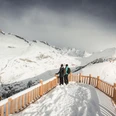 Winter panorama of the Aletsch Glacier from View Point Hohfluh Das View Point Package Aletsch zeigt zwei Winterwanderer auf dem Aussichtspunkt Hohfluh mit Blick über den verschneiten Grossen AletschgletscherThe View Point Package Aletsch shows two winter hikers at the Hohfluh vantage point with a view over the snow-covered Great Aletsch GlacierLe View Point Package Aletsch montre deux randonneurs hivernaux sur le point de vue de Hohfluh avec vue sur le Grand glacier d'Aletsch enneigé.