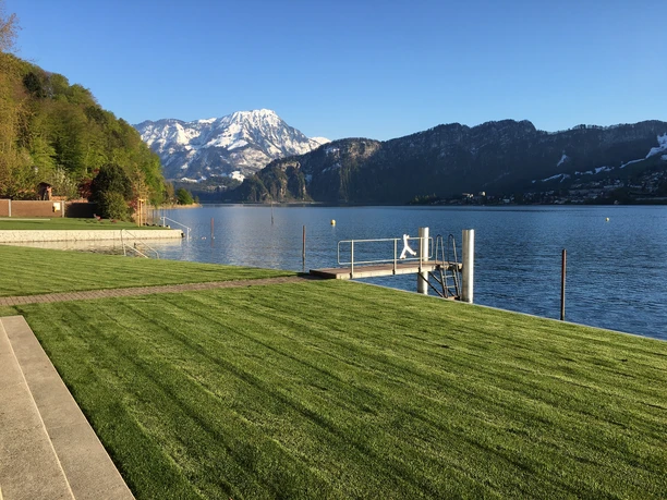 Prairie de la piscine Winkelbadi Horw Pré dans le Winkelbadi Horw, avec vue sur le lac et les montagnes