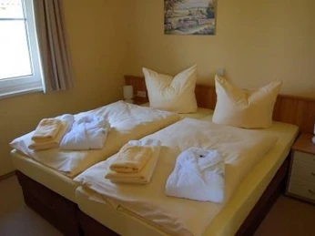 Seepark Auenhain_ZimmerbeispielFH