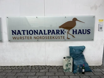 Strandmüll vor unserem Logo.jpeg