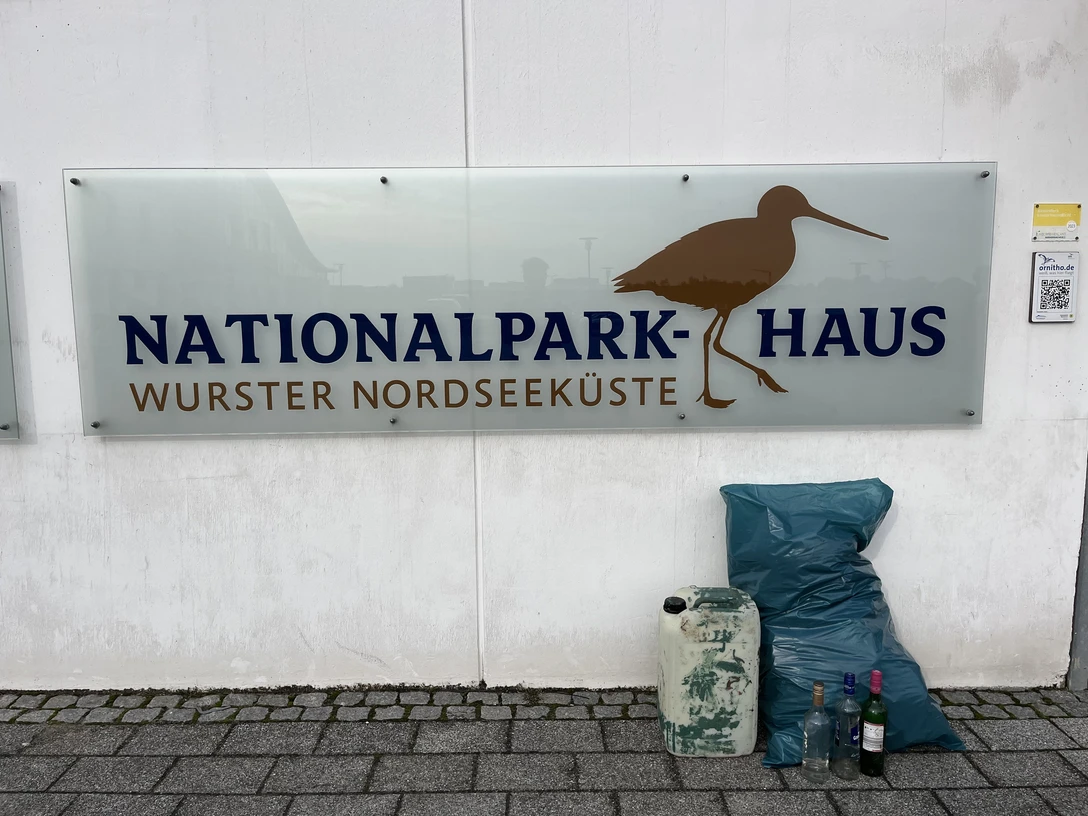 Strandmüll vor unserem Logo.jpeg