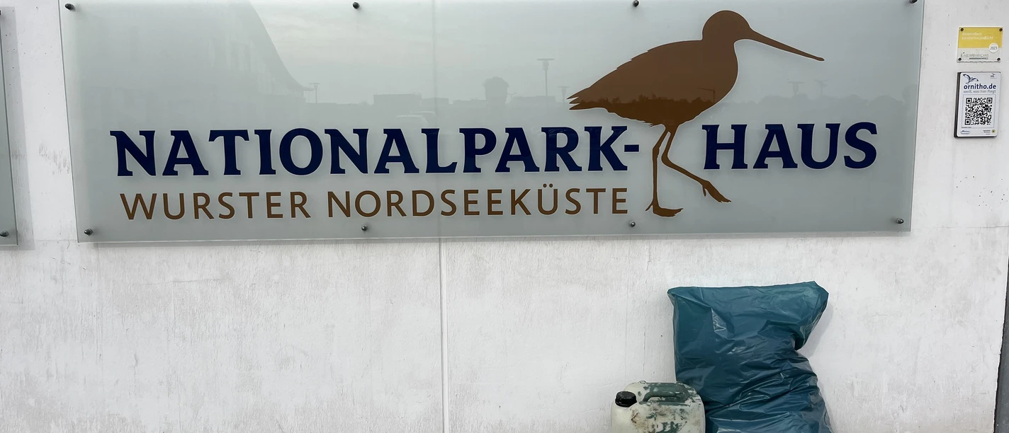 Strandmüll vor unserem Logo.jpeg