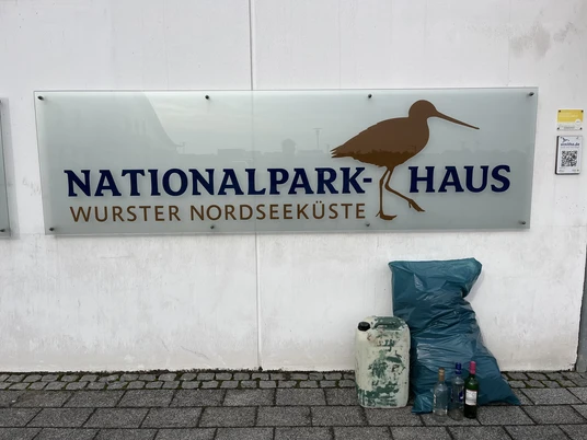 Strandmüll vor unserem Logo.jpeg